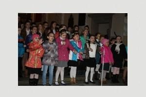UCZNIOWIE ZESPOŁU SZKÓŁ W HOŁDZIE JANOWI PAWŁOWI II