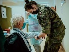Wsparcie seniorow i wprocesie szczepien pomoc w rozpieciu