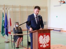 Sesja absolutoryjna zdjęcie przemawiającego Wójta