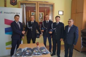 Jednostka OSP Hubenice – Kozłów otrzymała rękawice specjalne oraz latarkę survivor led