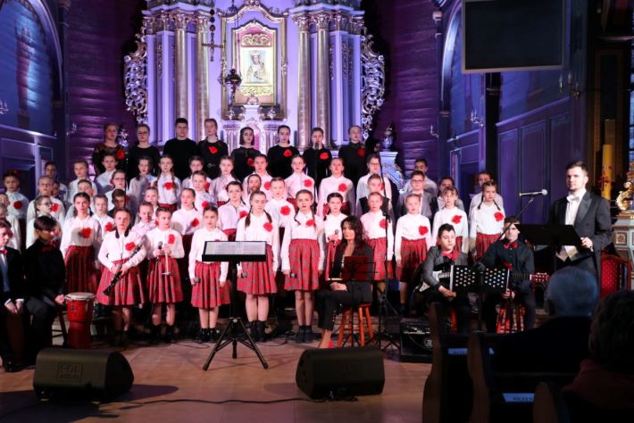 KONCERT W HOLDZIE ZOLNIERZOM WYKLETYM.jpg
