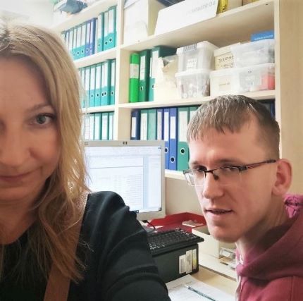 Na zdjęciu Pan Michał-uczestnik projektu oraz Pani Renata Czeronko, pośrednik pracyz ORK w Nałęczowie