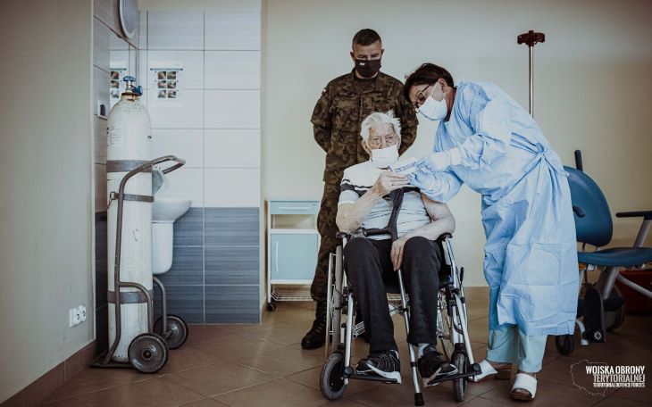 wsparcie_seniorow_i_wprocesie_szczepien_pomoc niepełnosprawnemu na wózku