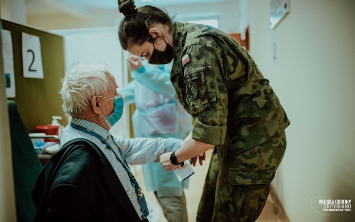 wsparcie_seniorow_i_wprocesie_szczepien_pomoc w rozpieciu koszuli