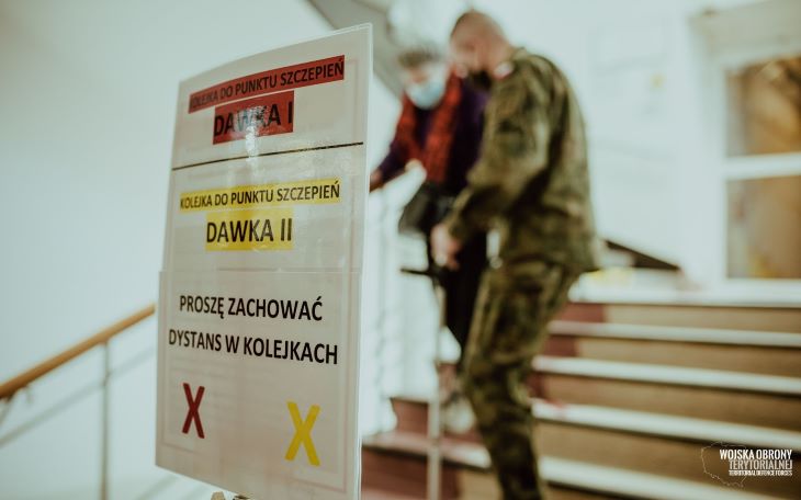 Wsparcie seniorów pomoc w zchodzeniu ze schodów