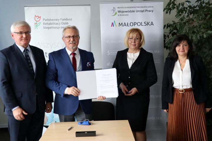 Od lewej Wicemarszałek Józef Gawron, dyrektor WUP - Jan Gąsienica-Walczak, dyrektor OM PFRON - Marta Mordarska, poseł Urszula Rusecka