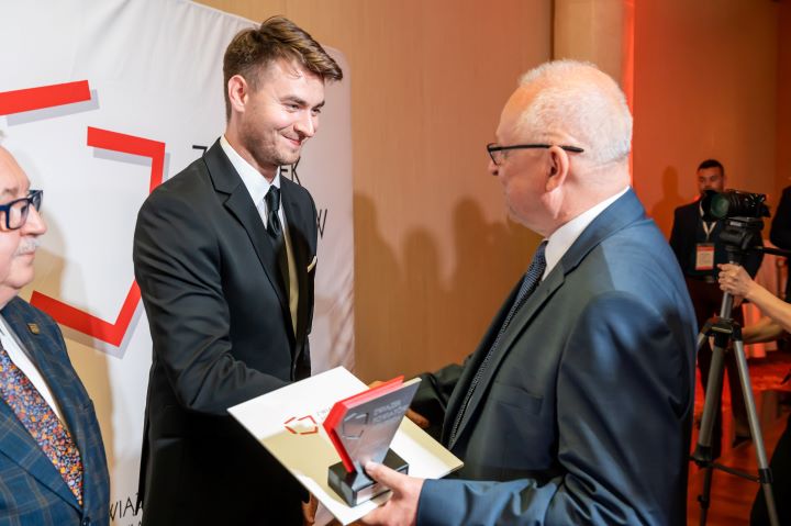 Wójt Gminy Grębozów odbiera nagrode